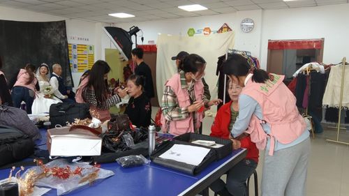 定格最美 夕陽紅 長春凈月高新區潭西社區開展公益攝影進社區志愿服務活動